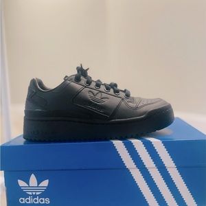 NEW IN BOX WOMEN'S FORUM BOLD PLATFORM SNEAKERS IN BLACK SIZE 6